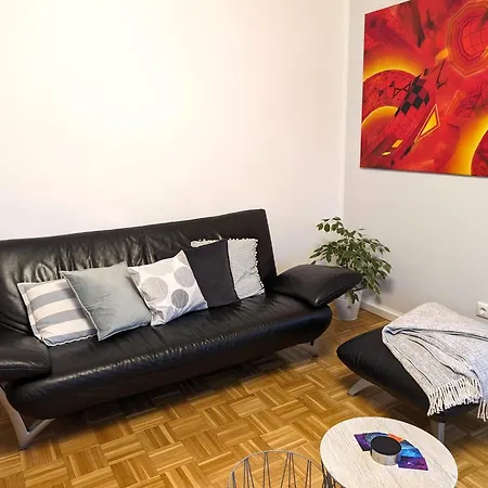 Sonnige Kunstwohnung Апартаменты Nidderau