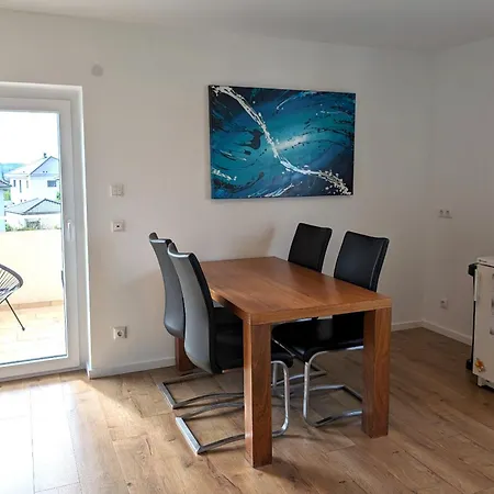 Sonnige Kunstwohnung Апартаменты Nidderau